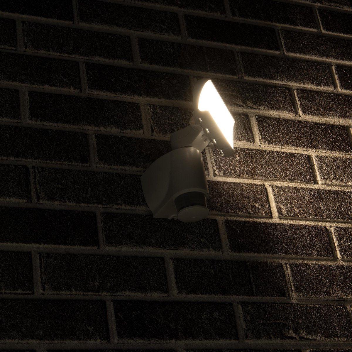 LED Buitenlamp met bewegingssensor - Licht volgt beweging - Kantelbaar - IP44 - Wit Buitenlampen LED.nl