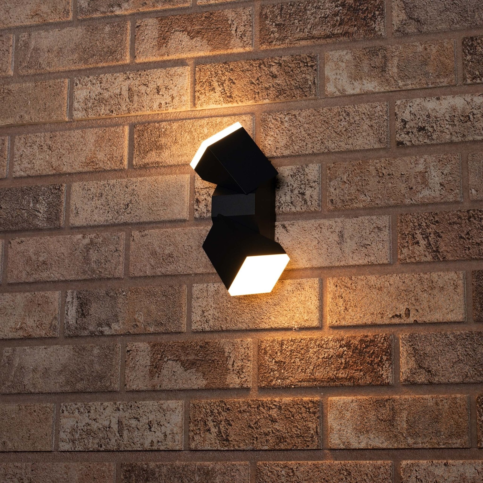Twee lichtpunten in één strak design wandlamp voor buiten - .nl Twee lichtpunten in één strak design wandlamp voor buiten - .nl
