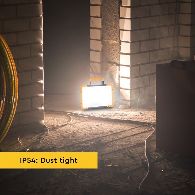 Wiederaufladbare Premium-LED-Bauleuchte 30 W – Kann sowohl mit Netzstrom als auch mit Batterie betrieben werden – In 3 Positionen dimmbar – 3000 Lumen – IP54 - LED.de