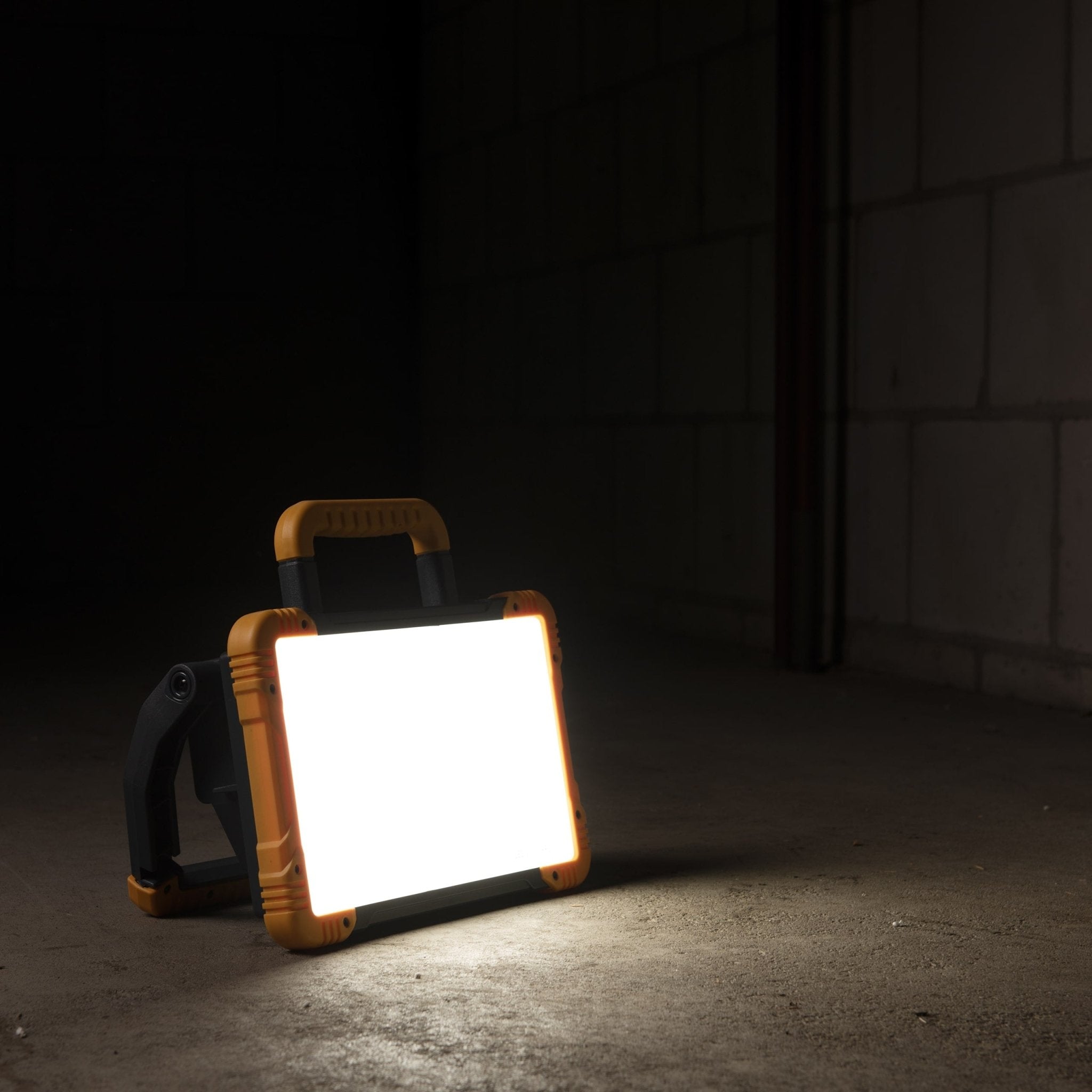Oplaadbare Premium LED bouwlamp – Draadloze werking op accu – 1500 lumen – IP54 – Rough Service Tested - LED.nl