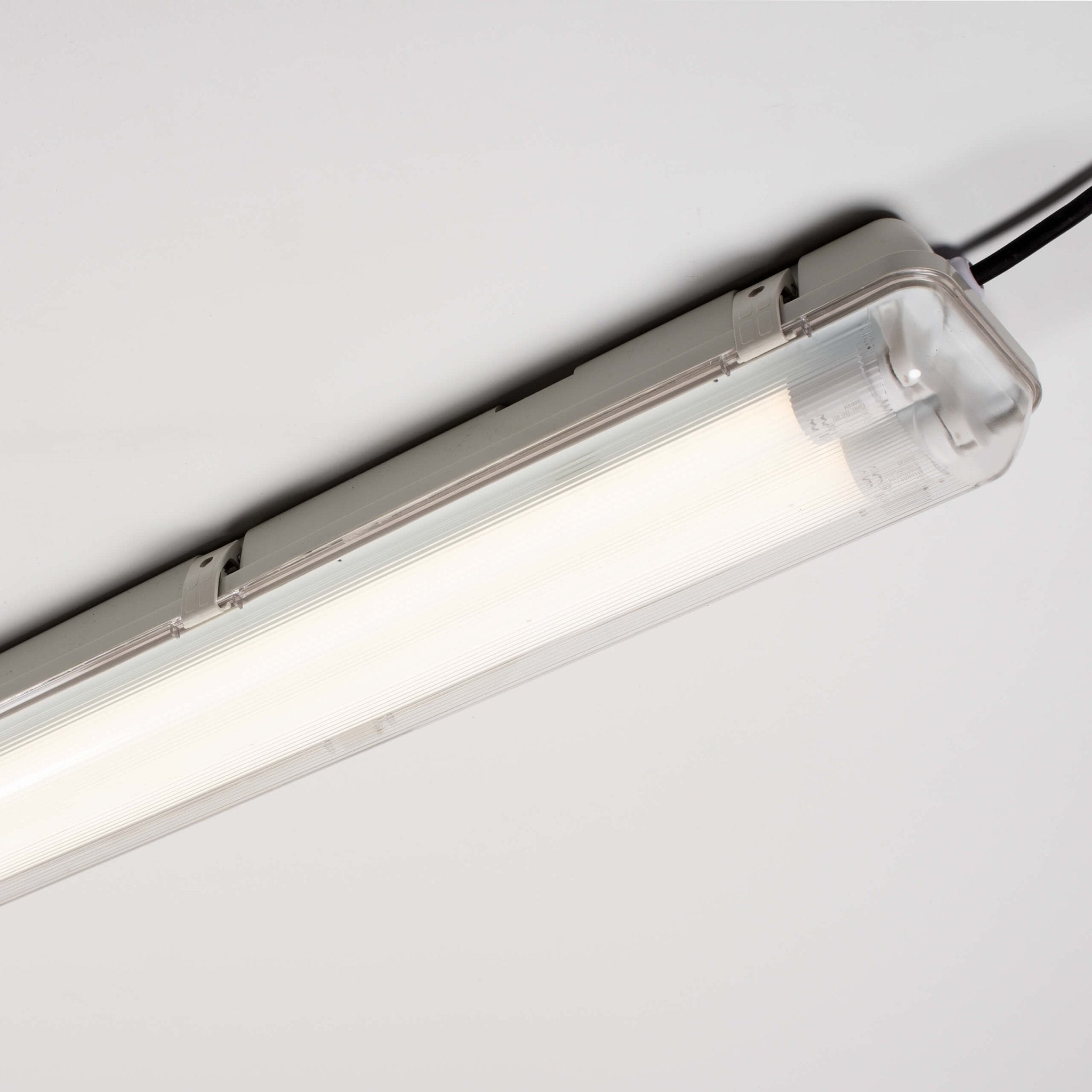 Proventa outdoor dubbel LED TL armatuur 120 cm – Inclusief 2 LED TL buizen – Met daglicht- en bewegingssensor – IP65 waterdicht – 4200 lumen - LED.nl