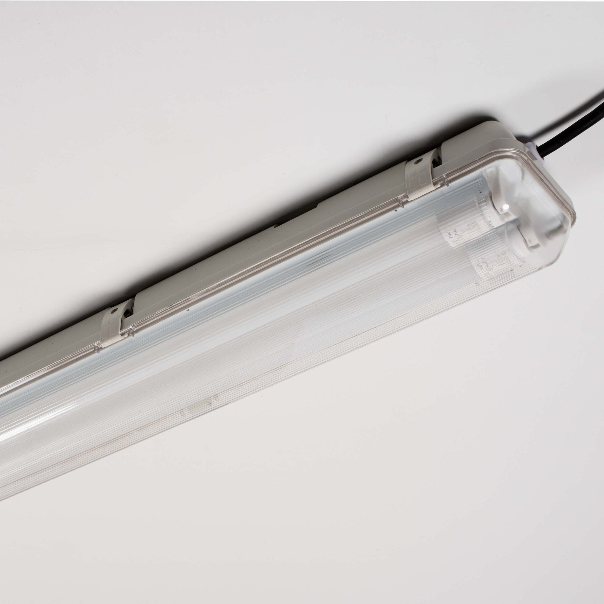 Proventa outdoor dubbel LED TL armatuur 120 cm – Inclusief 2 LED TL buizen – Met daglicht- en bewegingssensor – IP65 waterdicht – 4200 lumen - LED.nl