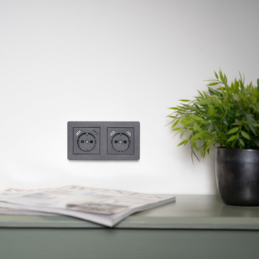 Reflex Inlegplaat voor wandcontactdoos met 2 USB - Zwart Stekkers LED.nl