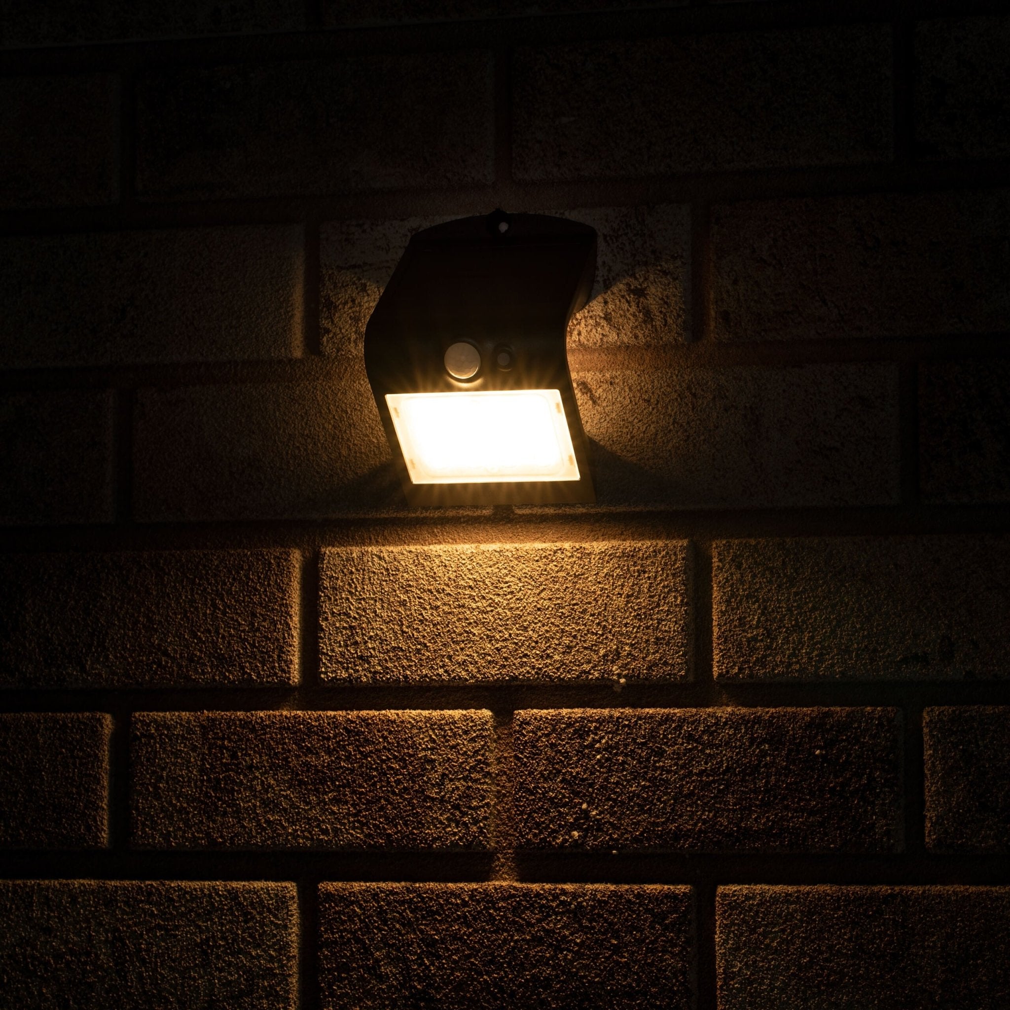 Solar LED buitenlamp met bewegingssensor - 3 standen - Automatisch aan/uit - 220 lm - Zwart - LED.nl