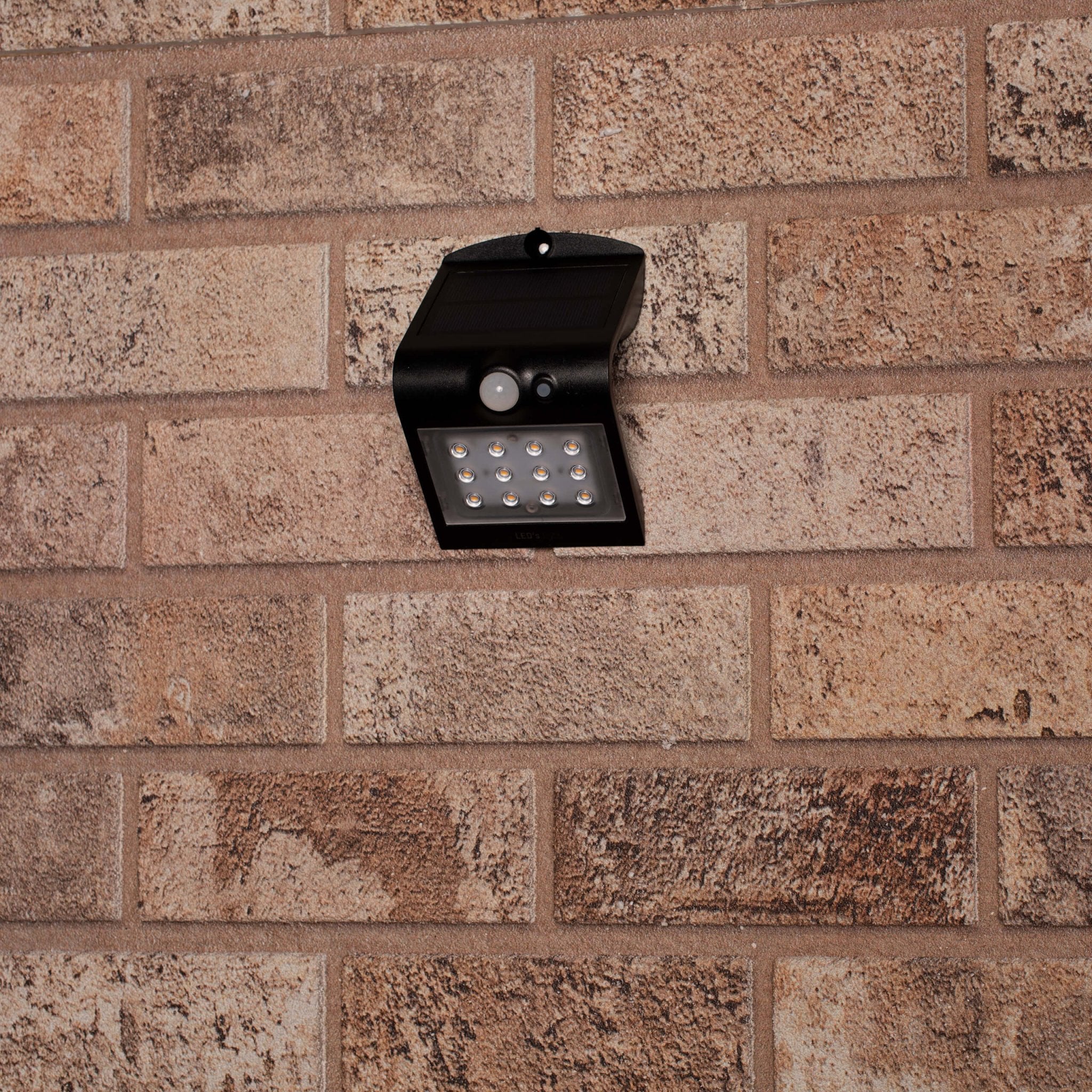 Solar LED buitenlamp met bewegingssensor - 3 standen - Automatisch aan/uit - 220 lm - Zwart - LED.nl