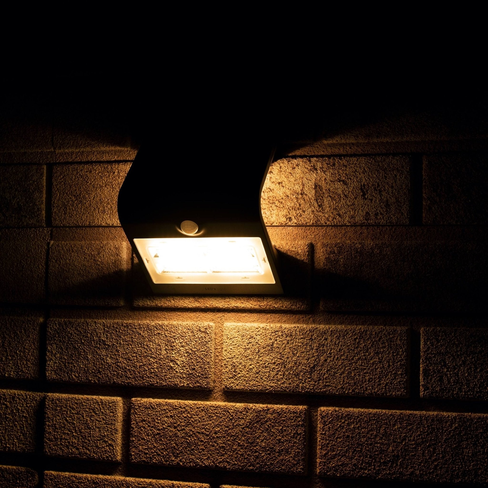 Solar LED Wandlamp met bewegingssensor - 3 standen - Automatisch aan/uit - 400 lm - Zwart - LED.nl