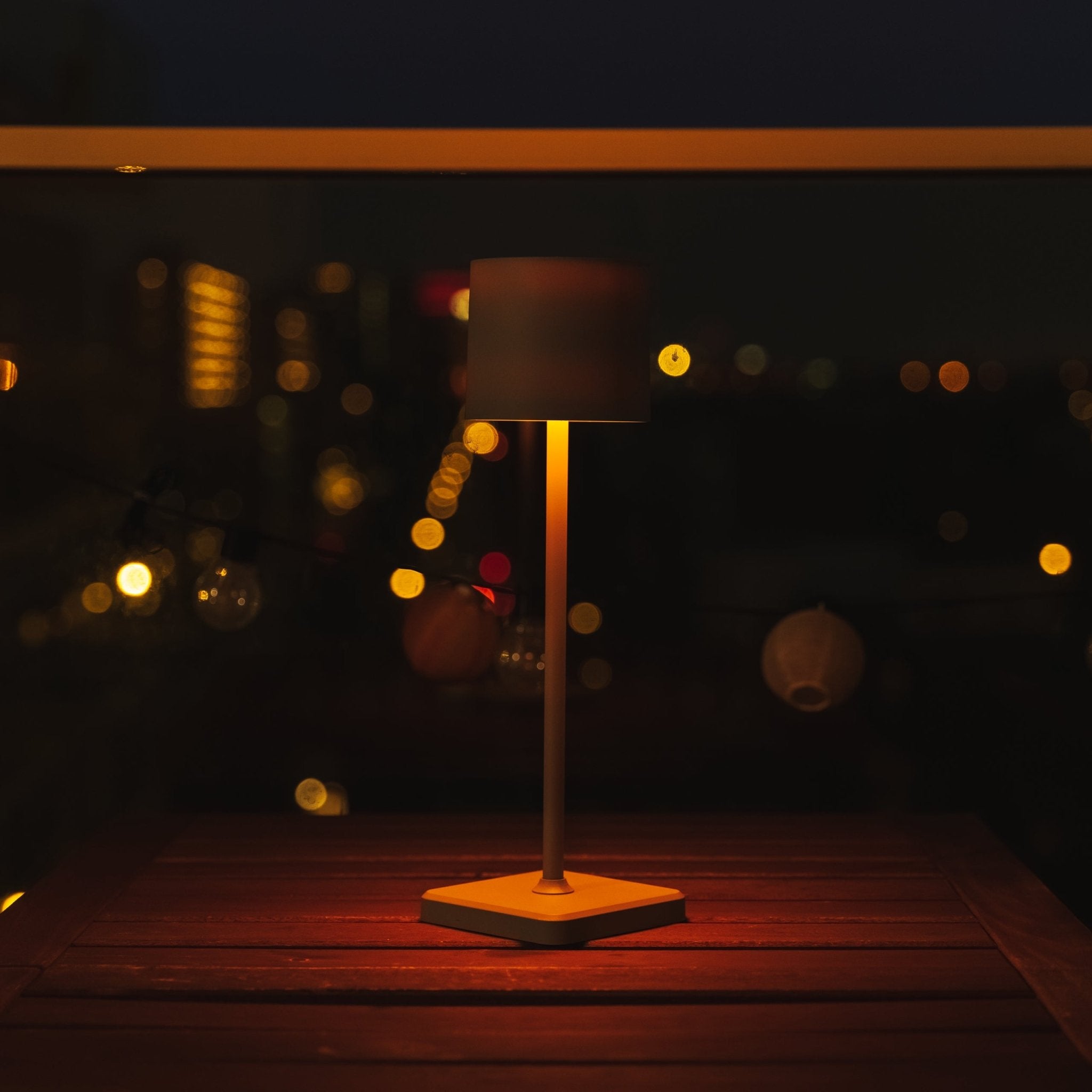 TouchDim oplaadbare LED tafellamp grijs – Dimbaar met touch-bediening – Voor binnen en buiten – 3 tinten licht instelbaar - LED.nl