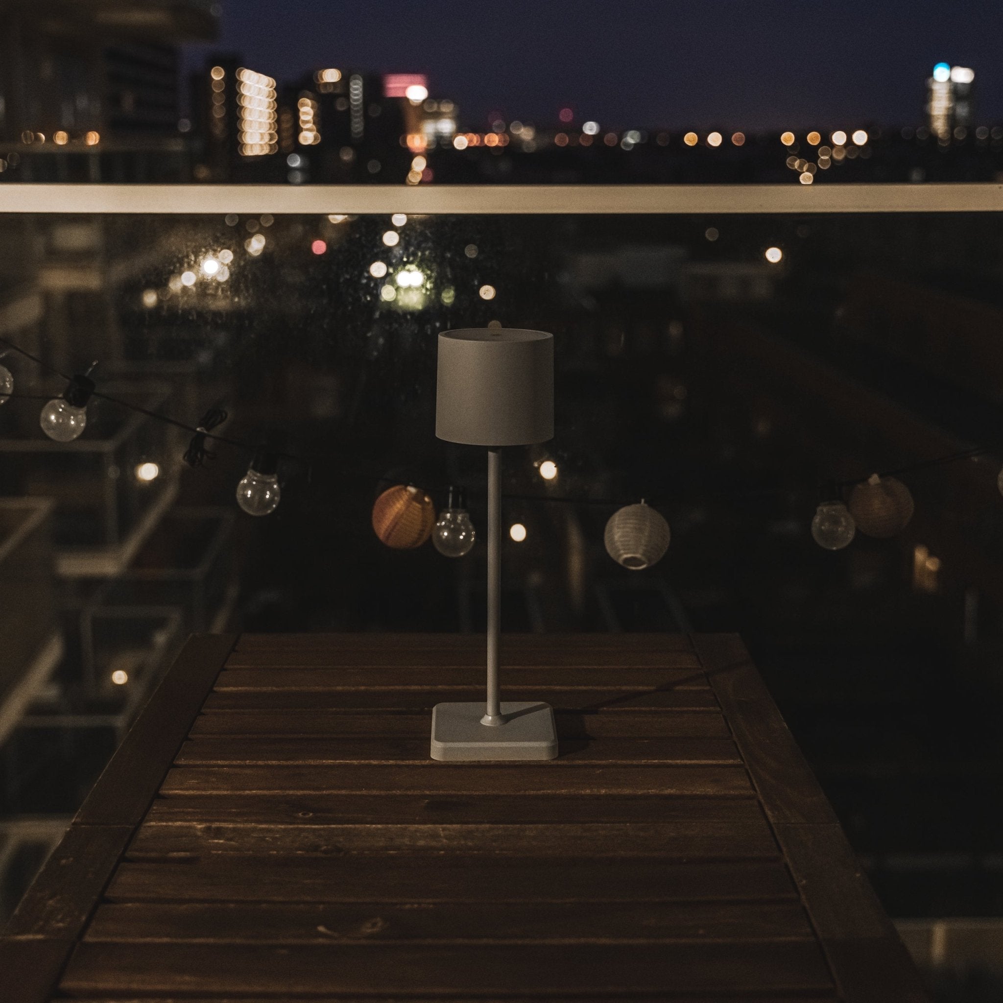 TouchDim oplaadbare LED tafellamp grijs – Dimbaar met touch-bediening – Voor binnen en buiten – 3 tinten licht instelbaar - LED.nl