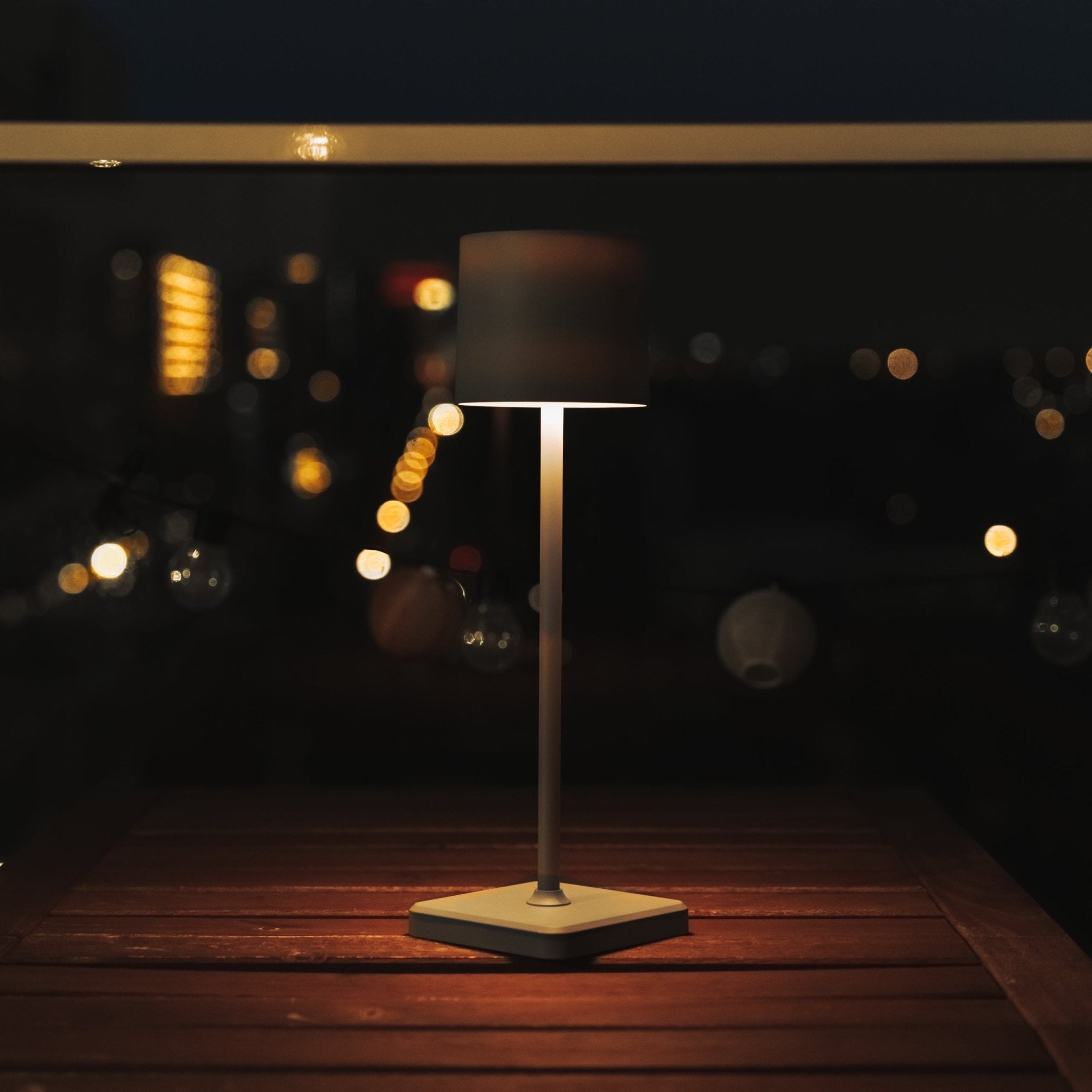TouchDim oplaadbare LED tafellamp grijs – Dimbaar met touch-bediening – Voor binnen en buiten – 3 tinten licht instelbaar - LED.nl