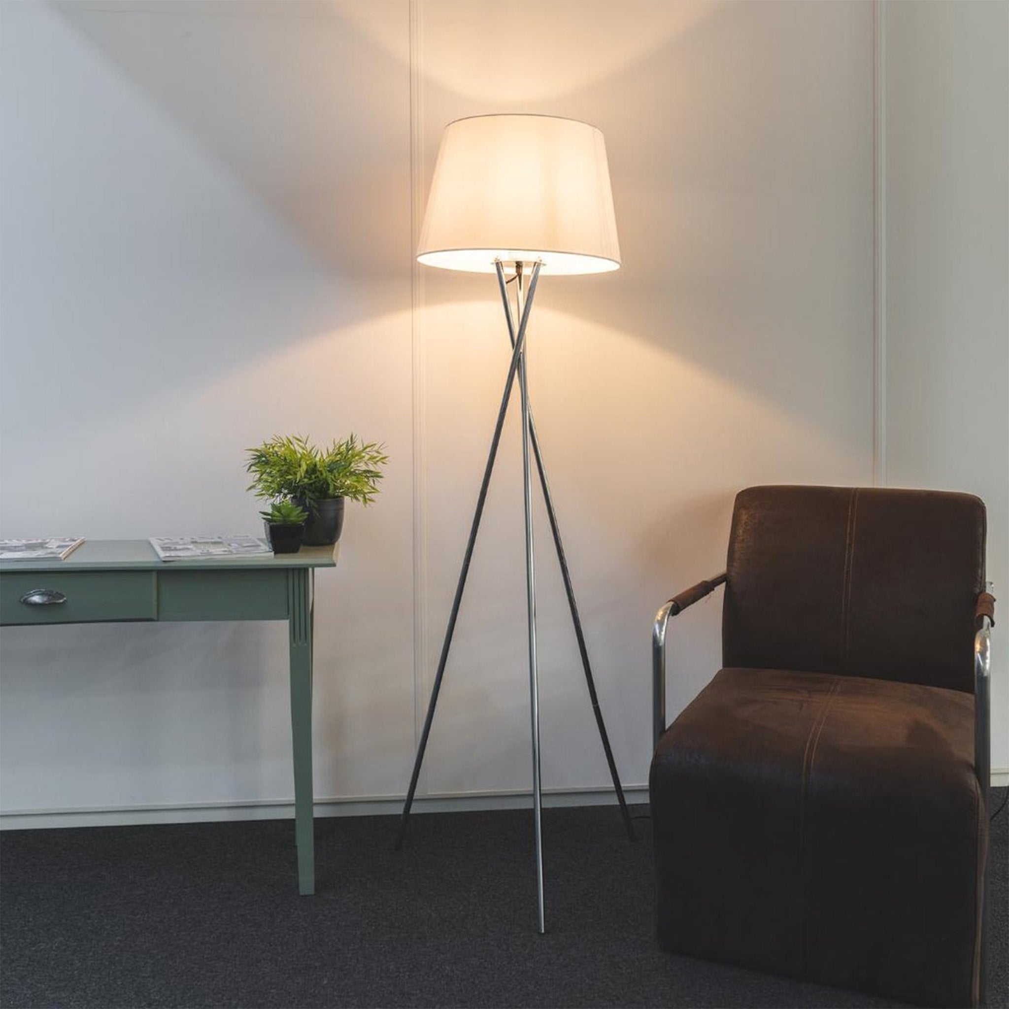 TriPod Vloerlamp voor woonkamer & Slaapkamer - Ø 45 cm - Wit & chroom - 164 cm - LED.nl