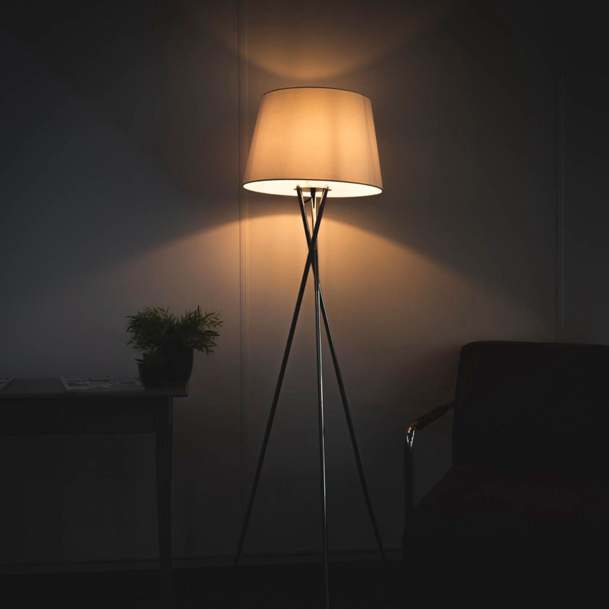 TriPod Vloerlamp voor woonkamer & Slaapkamer - Ø 45 cm - Wit & chroom - 164 cm - LED.nl